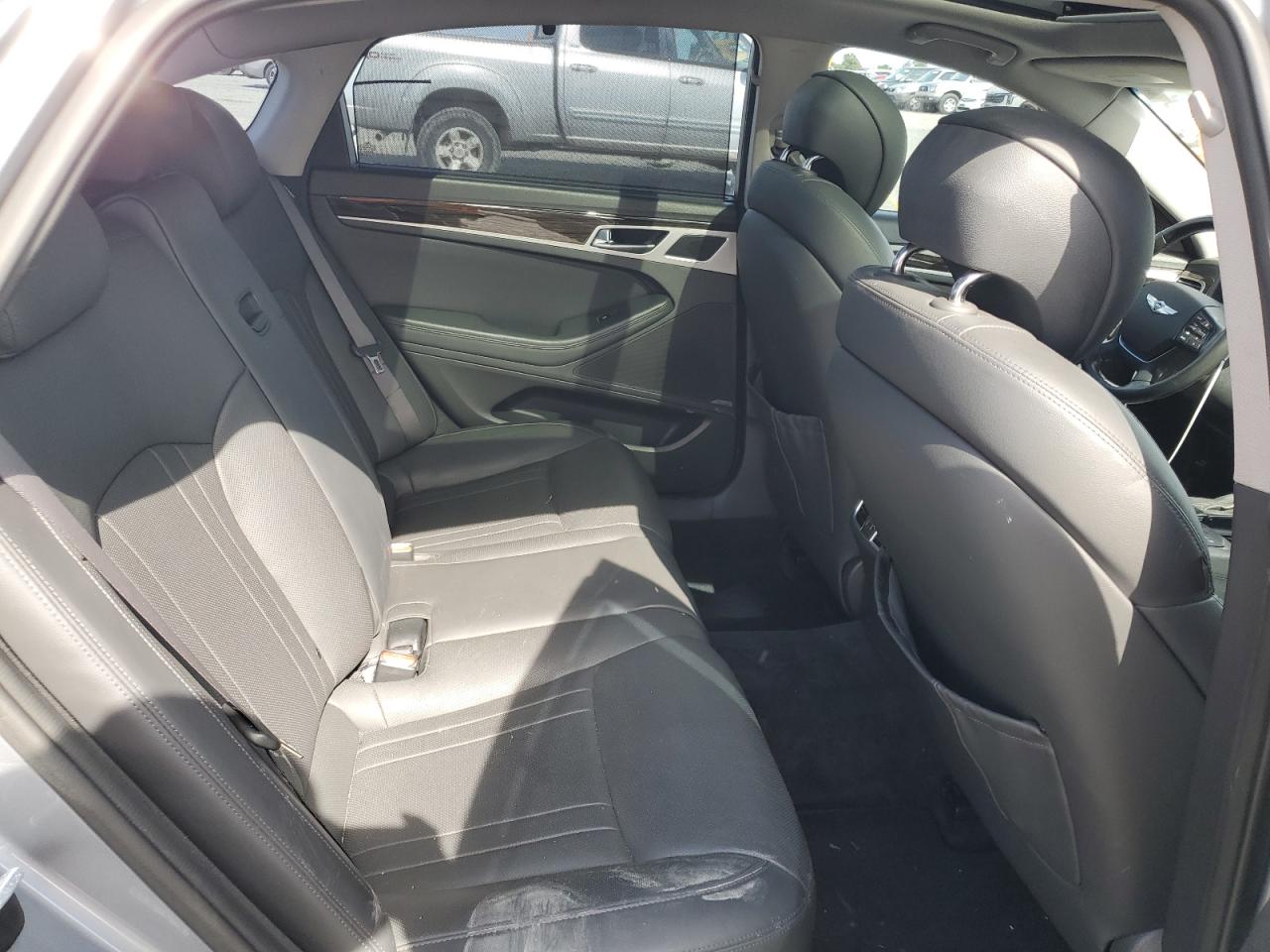 2015 Hyundai Genesis 3.8L VIN: KMHGN4JE4FU037759 Lot: 56605295