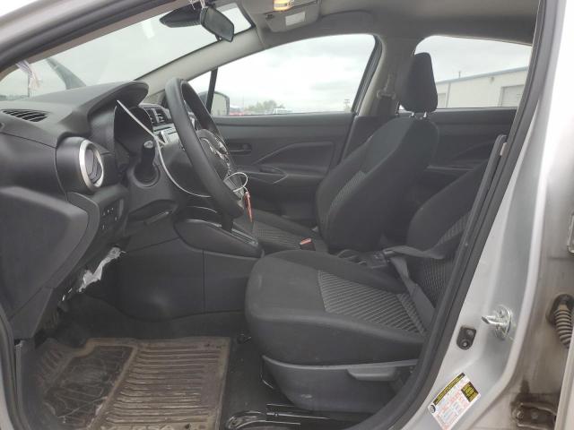  NISSAN VERSA 2024 Сріблястий