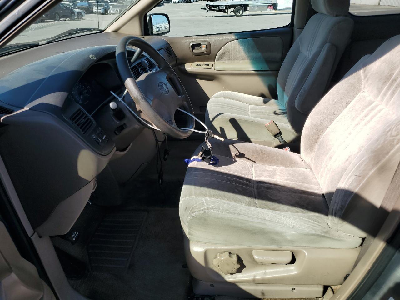 1998 Toyota Sienna Le VIN: 4T3ZF13CXWU030516 Lot: 56433035