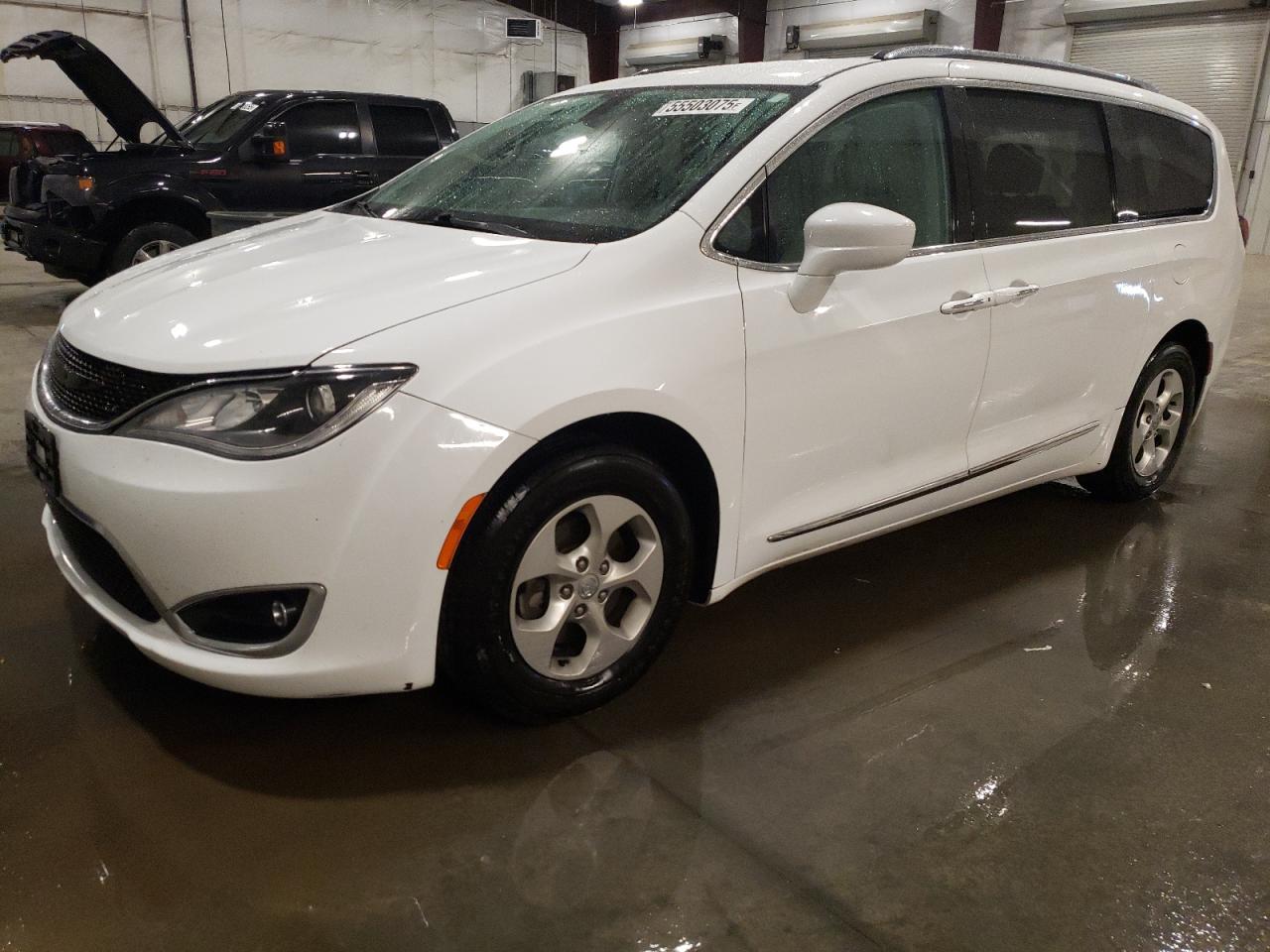 2017 Chrysler Pacifica Touring L Plus na sprzedaż w Avon, MN - Rear End