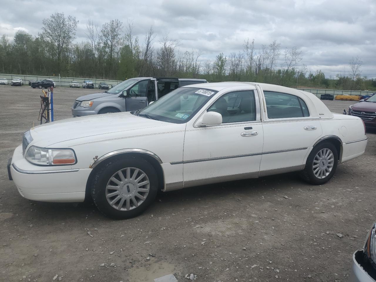2005 Lincoln Town Car Signature for Sale in Leroy, NY - Normal Wear
