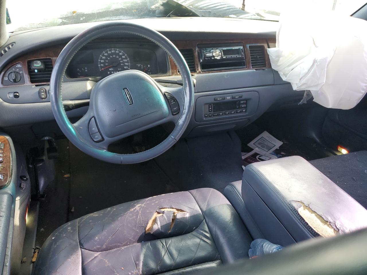 2001 Lincoln Town Car Executive VIN: 1LNHM81W2YY903199 Lot: 56205045