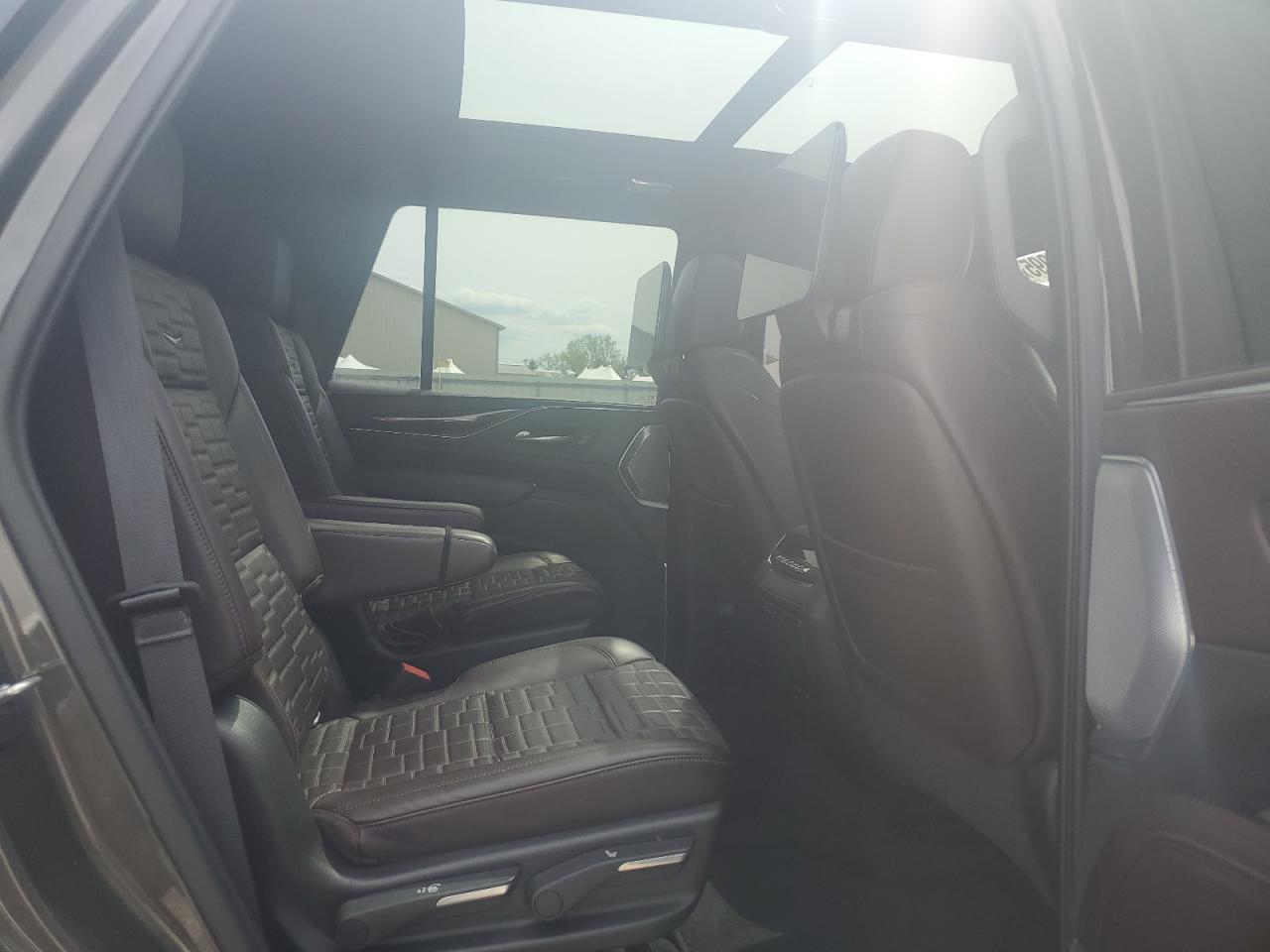 2021 Cadillac Escalade - Image 11