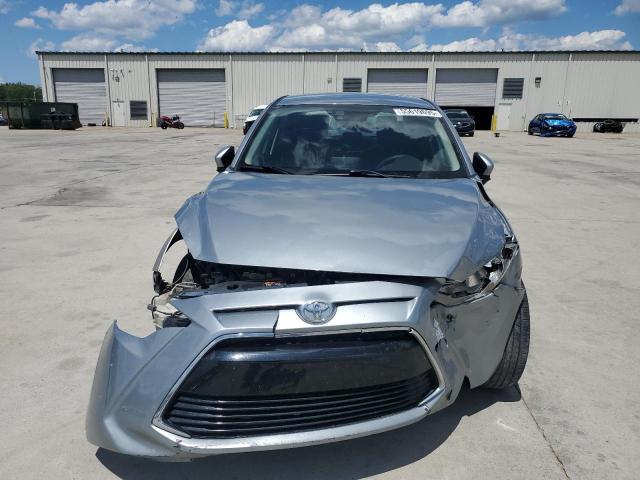 Седаны TOYOTA YARIS 2017 Серебристый