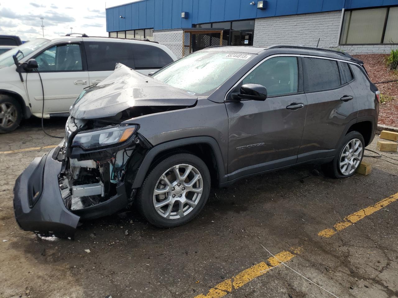 2022 Jeep Compass Latitude Lux for Sale in Woodhaven, MI - Front End