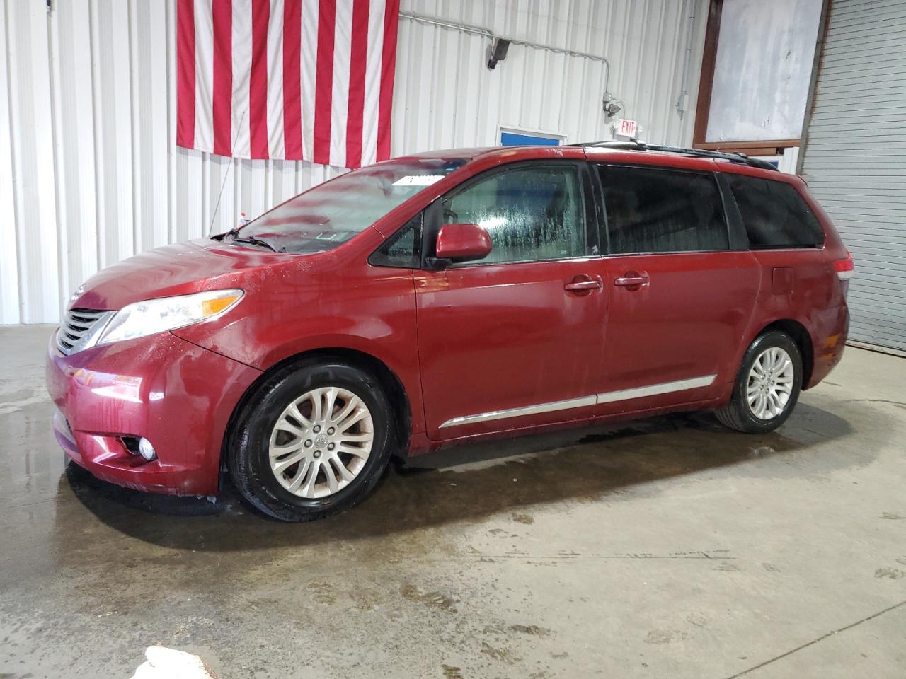 2014 Toyota Sienna Xle for Sale in Brookhaven, NY - Minor Dent/Scratches