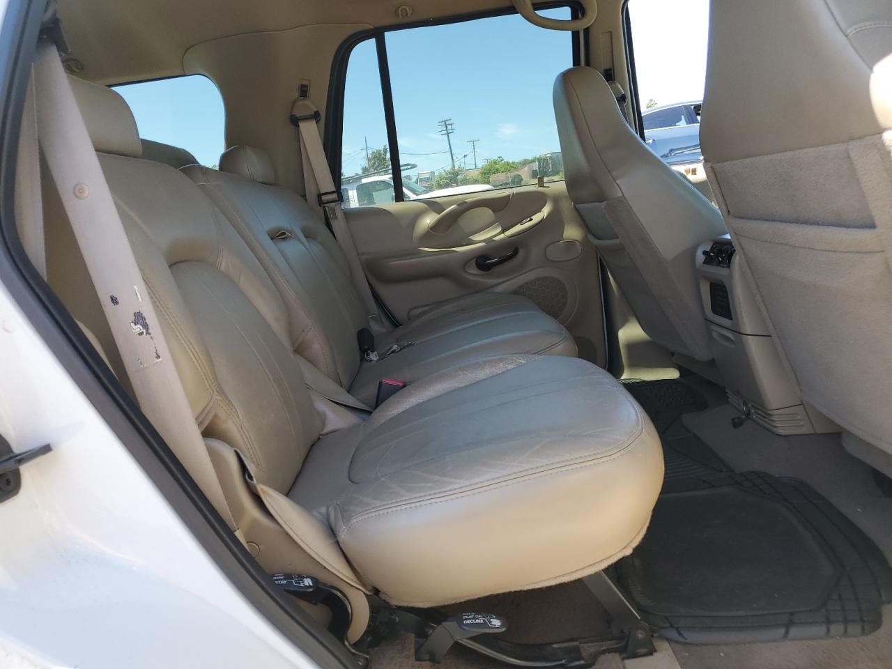 2001 Ford Expedition Eddie Bauer VIN: 1FMFU18L31LA98410 Lot: 56282365