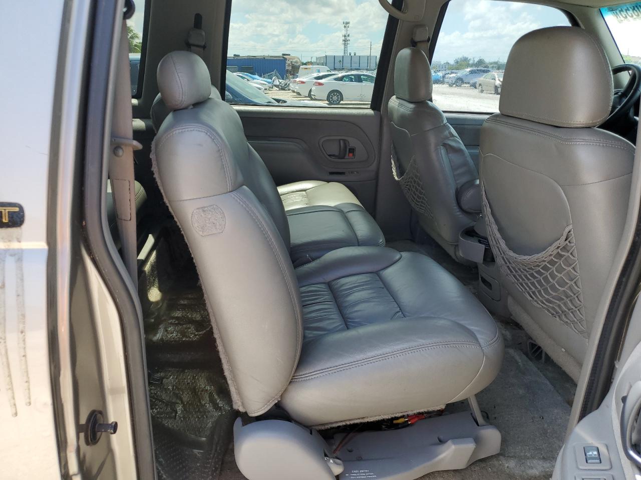 1999 Chevrolet Suburban C1500 VIN: 3GNEC16R8XG267165 Lot: 57030855