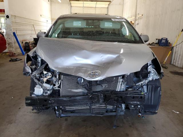 Minivans TOYOTA All Models 2017 Srebrny