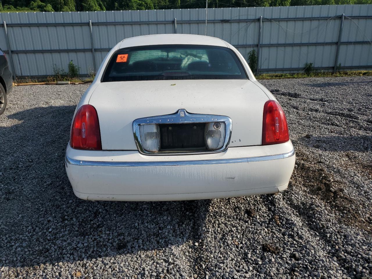 2001 Lincoln Town Car Executive VIN: 1LNHM81W2YY903199 Lot: 56205045