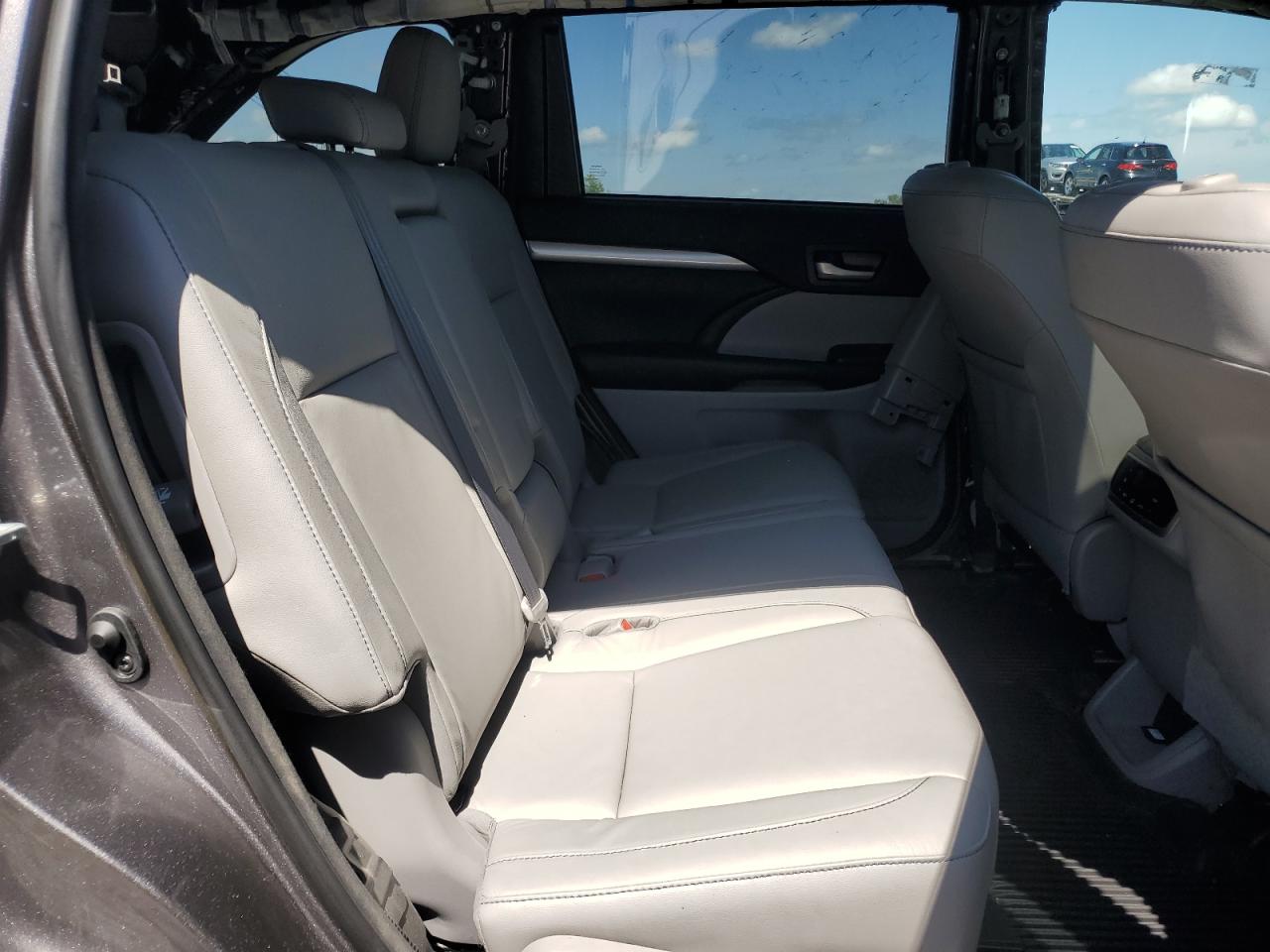 2018 Toyota Highlander Se VIN: 5TDJZRFH2JS560404 Lot: 56550405