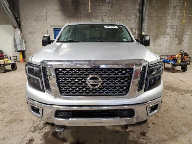 Pickups NISSAN TITAN 2016 Srebrny