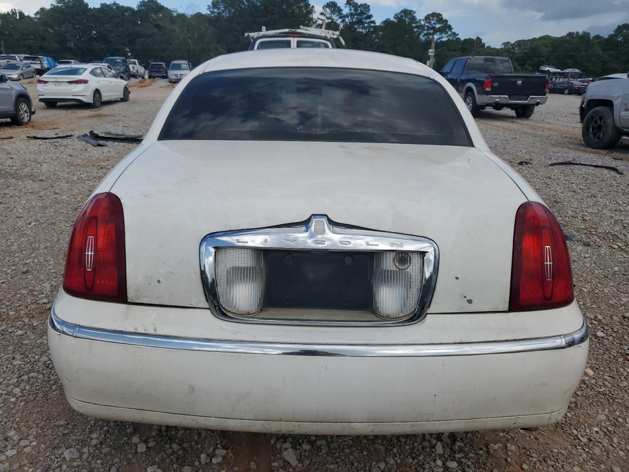 2002 Lincoln Town Car Executive VIN: 1LNHM81W02Y613809 Lot: 64947255