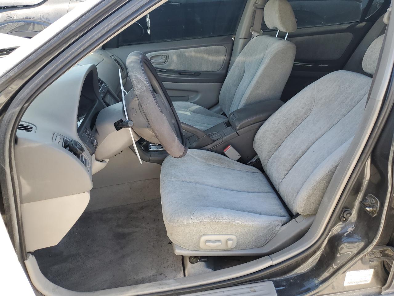 JN1CA31D61T622165 2001 Nissan Maxima Gxe