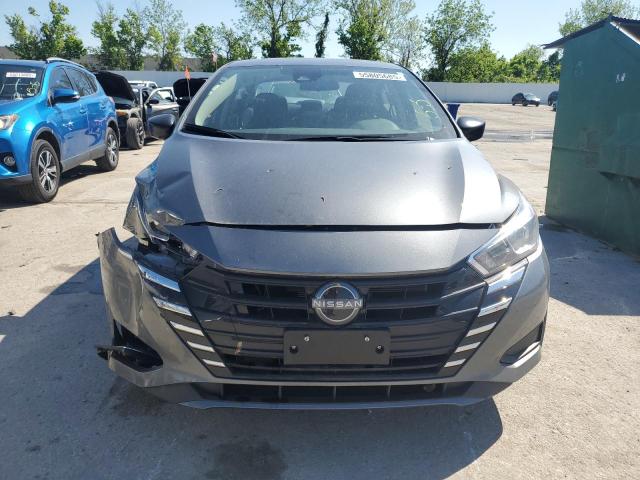  NISSAN VERSA 2024 Сріблястий