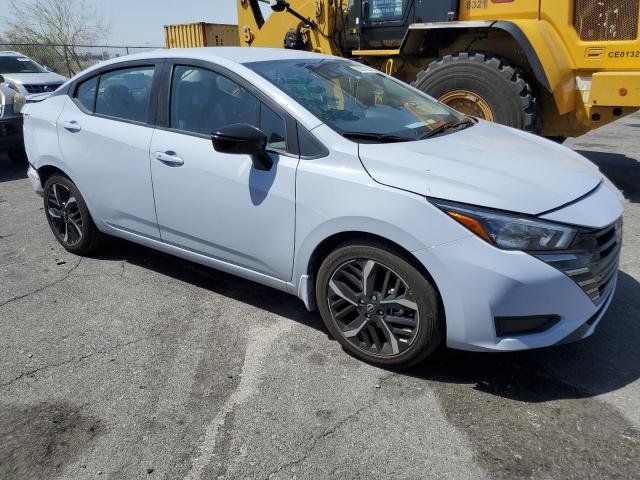  NISSAN VERSA 2024 Синій