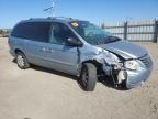 2005 Chrysler Town & Country Touring zu verkaufen in San Martin, CA - Front End