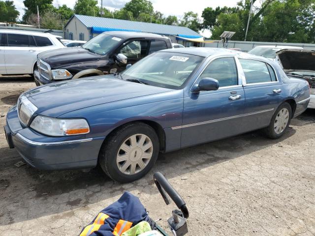 2005 Lincoln Town Car Signature Limited