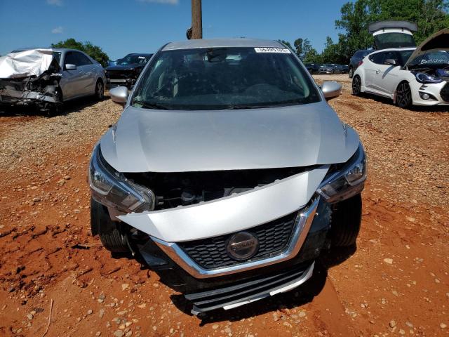  NISSAN VERSA 2021 Srebrny