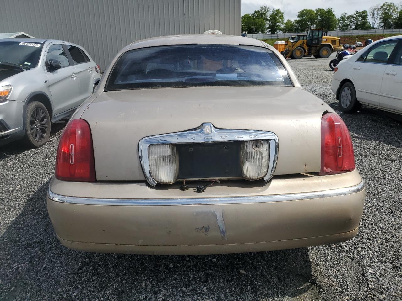 2001 Lincoln Town Car Signature VIN: 1LNHM82W11Y630437 Lot: 56532715