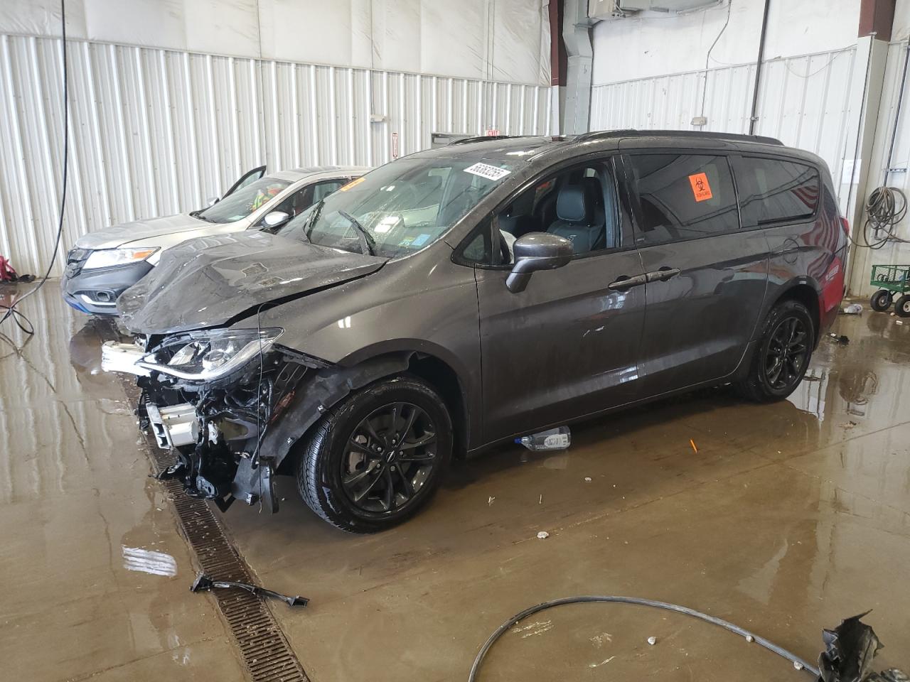 2020 Chrysler Pacifica Touring L for Sale in Franklin, WI - Front End