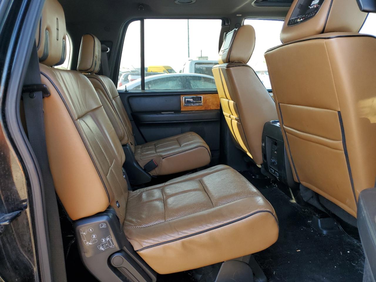 2011 Lincoln Navigator L VIN: 5LMJJ3J5XBEJ04989 Lot: 56669395