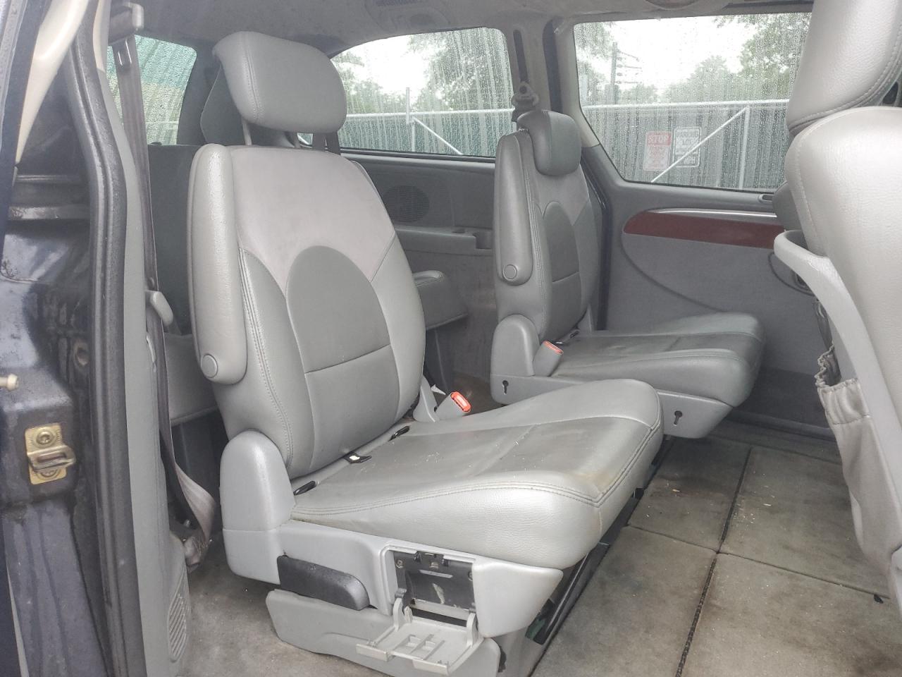 2005 Chrysler Town & Country Limited VIN: 2C4GP64L75R489186 Lot: 56739385