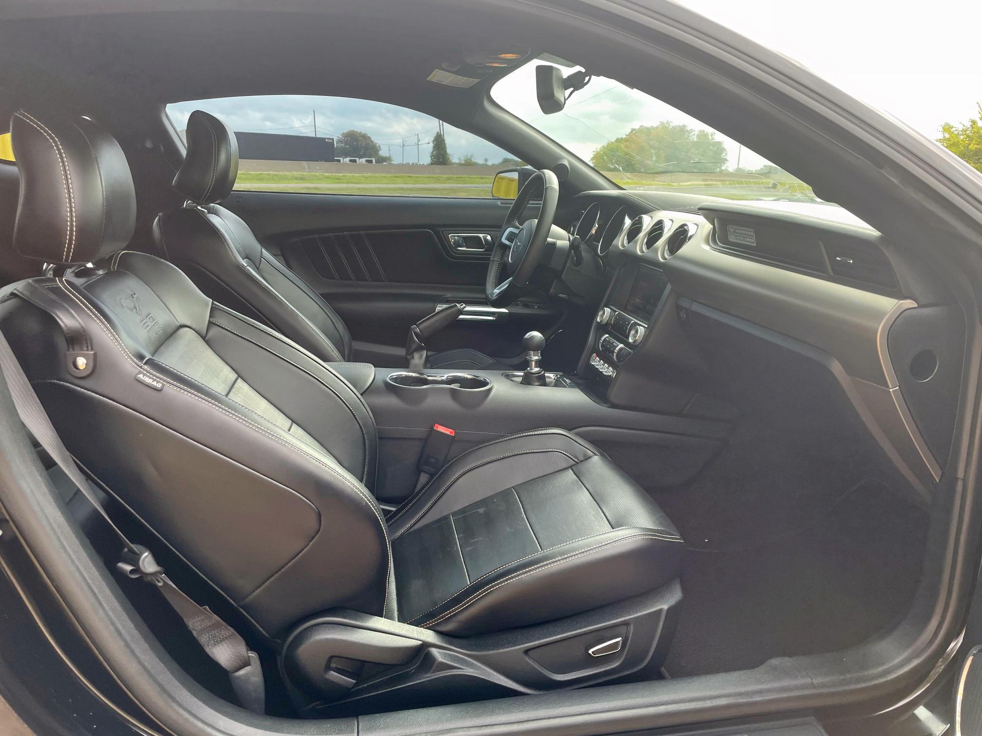 Coupet FORD MUSTANG 2015 Czarny
