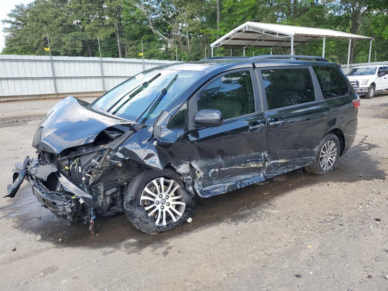 2018 Toyota Sienna Xle للبيع في Austell، GA - Front End