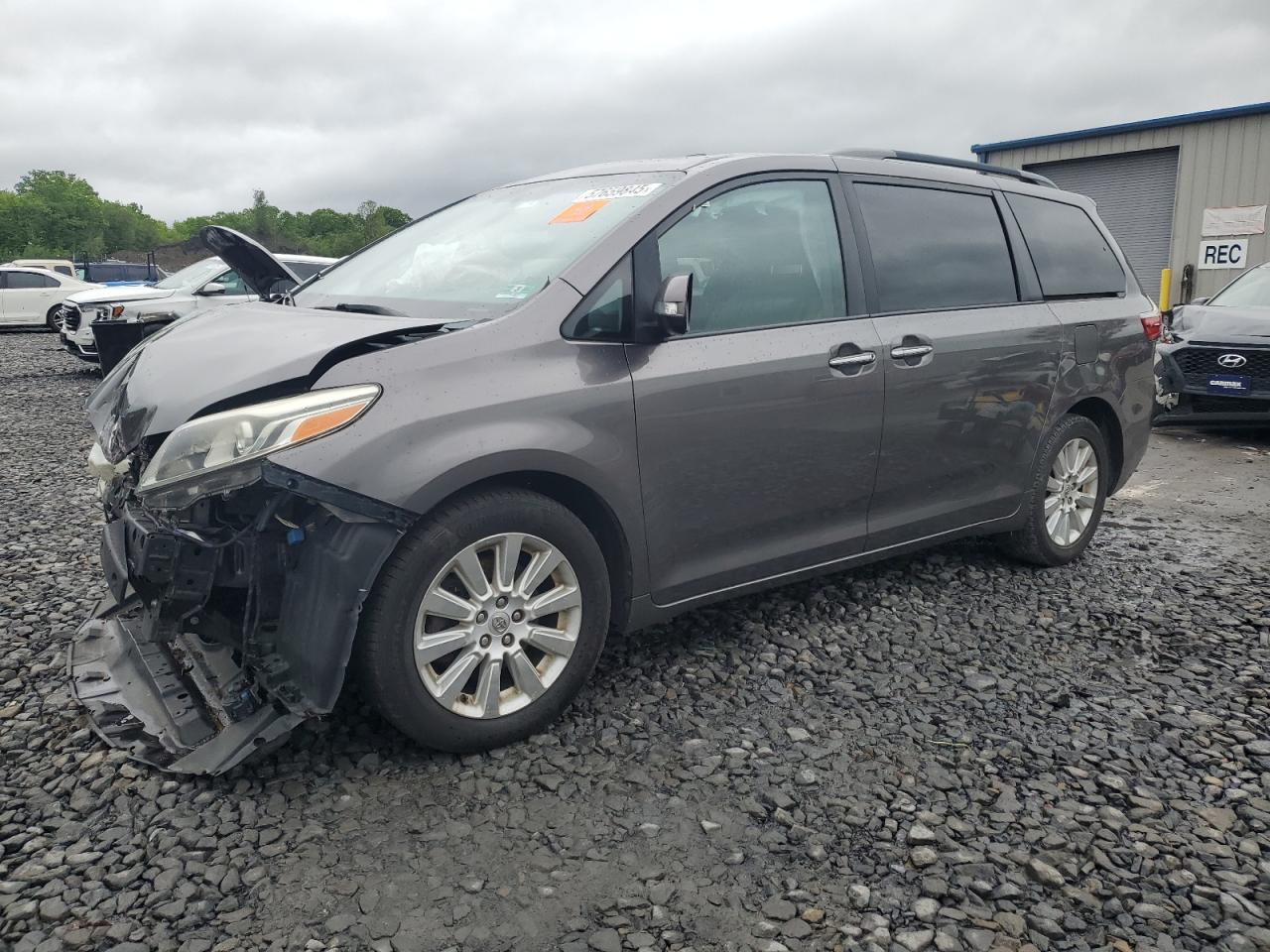 2015 Toyota Sienna Xle na sprzedaż w Duryea, PA - Front End