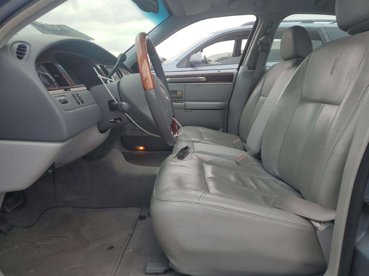 2004 Lincoln Town Car Ultimate VIN: 1LNHM83W74Y648282 Lot: 81128805