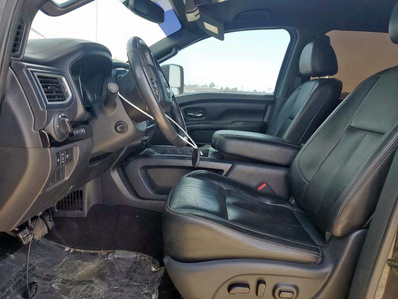  NISSAN TITAN 2018 Czarny