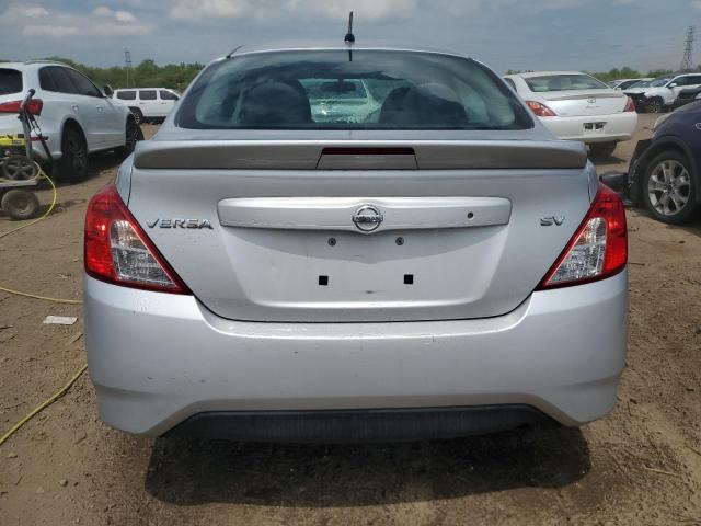  NISSAN VERSA 2017 Srebrny