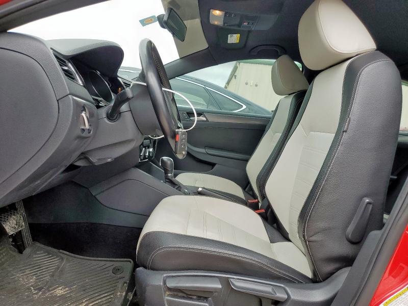 Sedans VOLKSWAGEN JETTA 2016 Czerwony