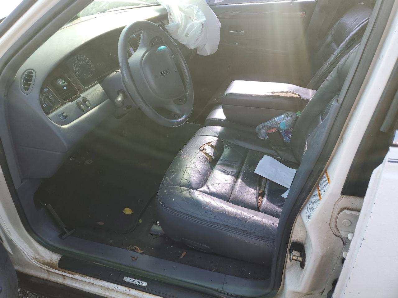 2001 Lincoln Town Car Executive VIN: 1LNHM81W2YY903199 Lot: 56205045
