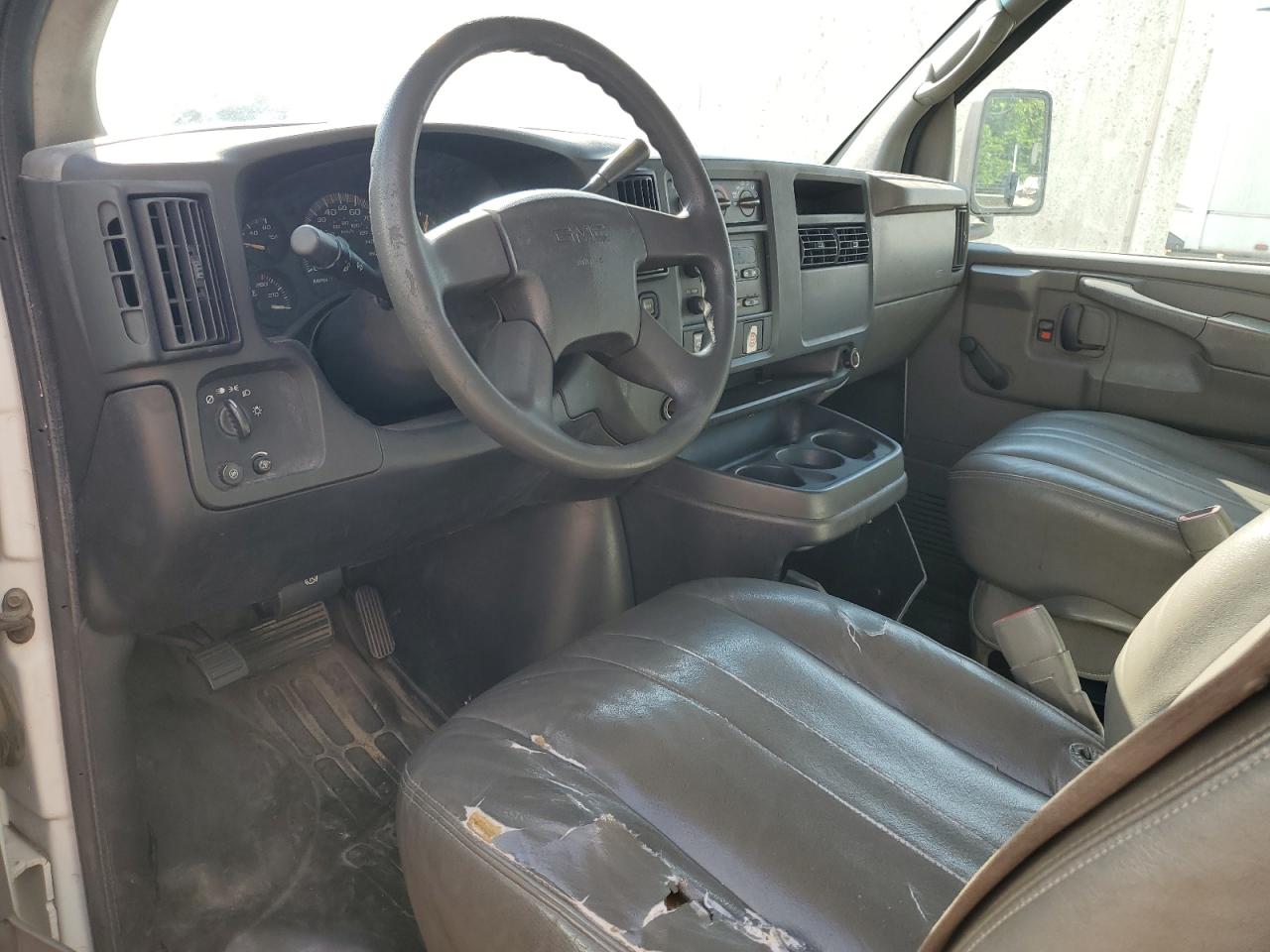 2004 GMC Savana Cutaway G3500 VIN: 1GDJG31U441908563 Lot: 56174765