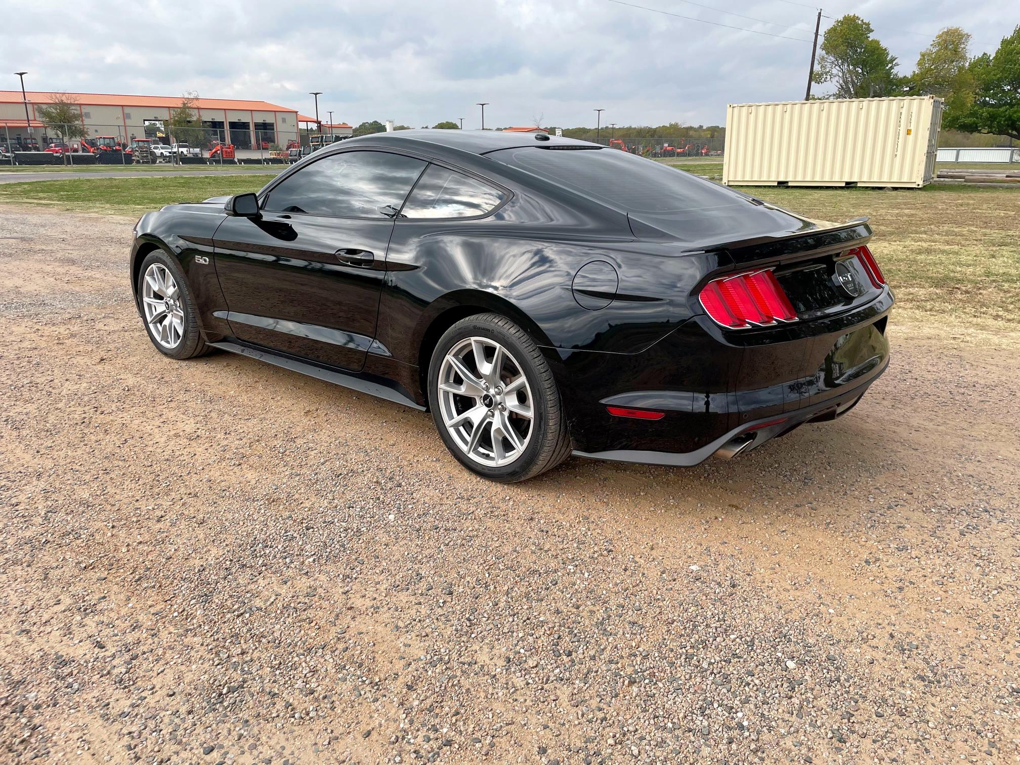 Coupet FORD MUSTANG 2015 Czarny