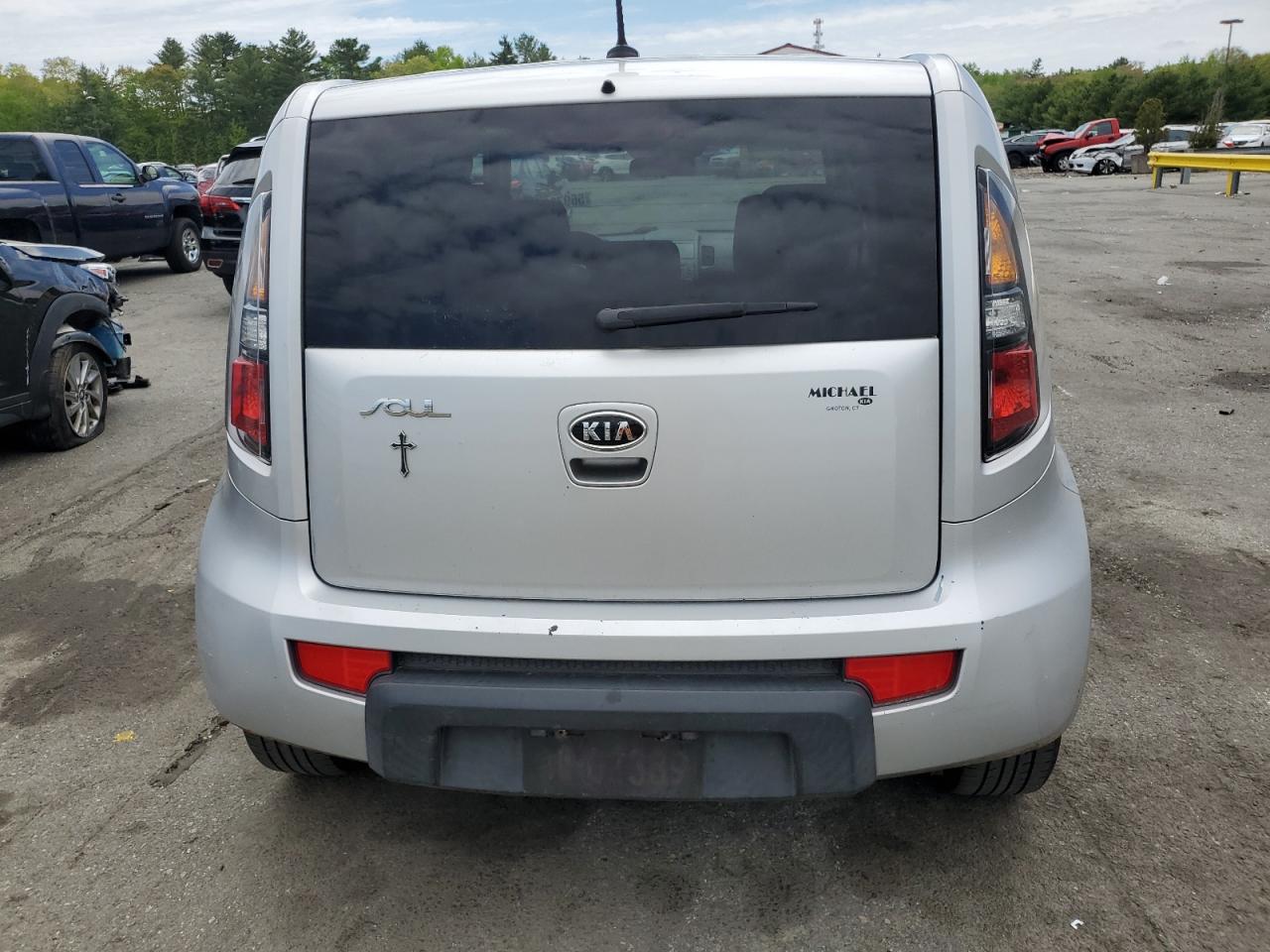 2011 Kia Soul + VIN: KNDJT2A29B7708202 Lot: 56979945