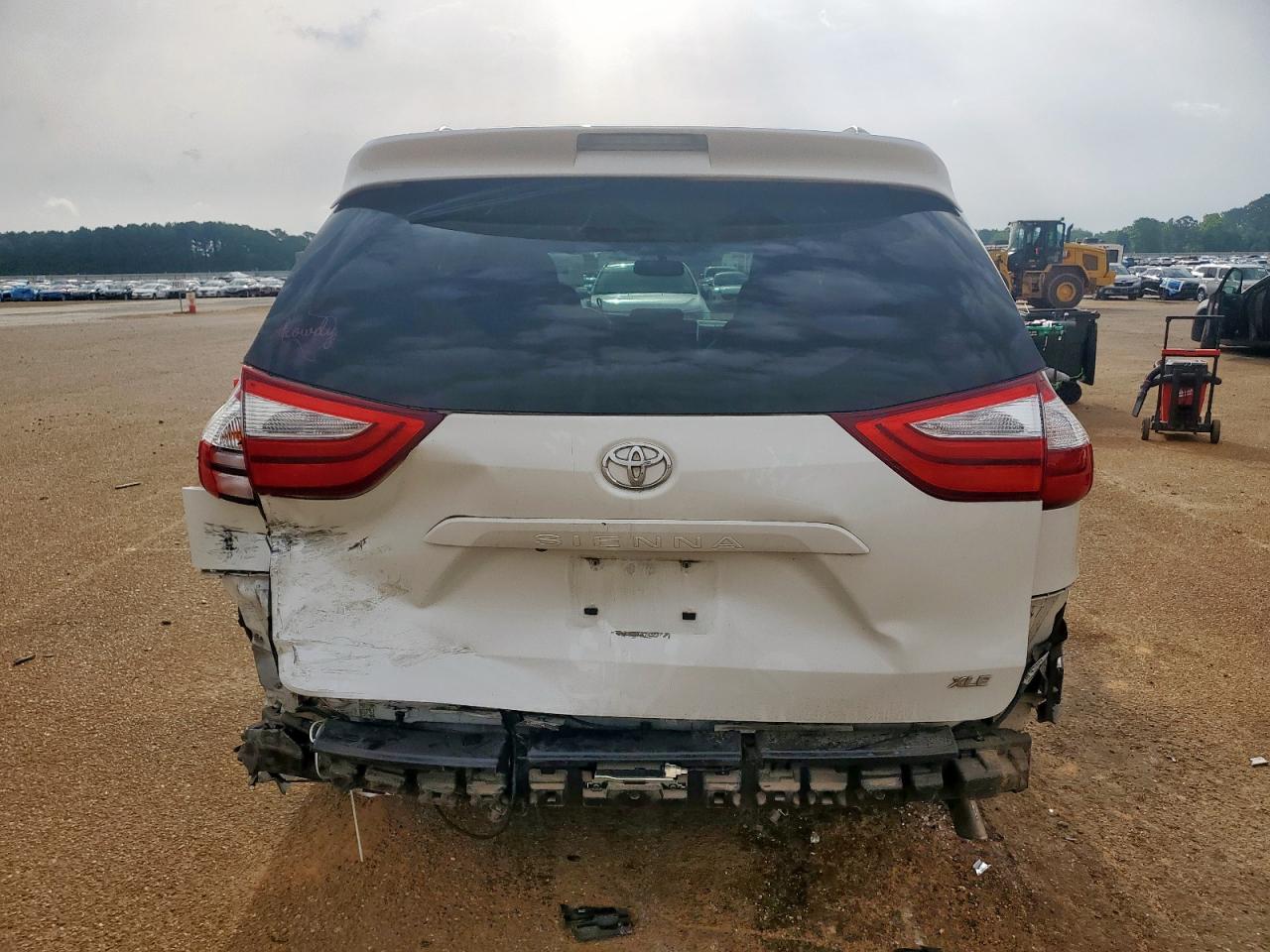 2015 Toyota Sienna Xle VIN: 5TDYK3DC3FS576240 Lot: 56745965