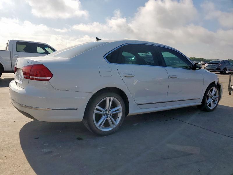 Sedans VOLKSWAGEN PASSAT 2013 Biały