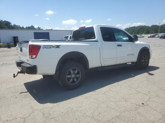 Pickups NISSAN TITAN 2013 Biały