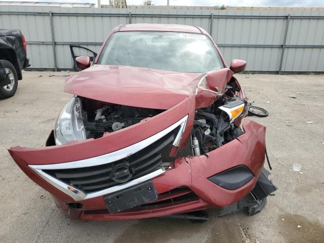  NISSAN VERSA 2018 Червоний