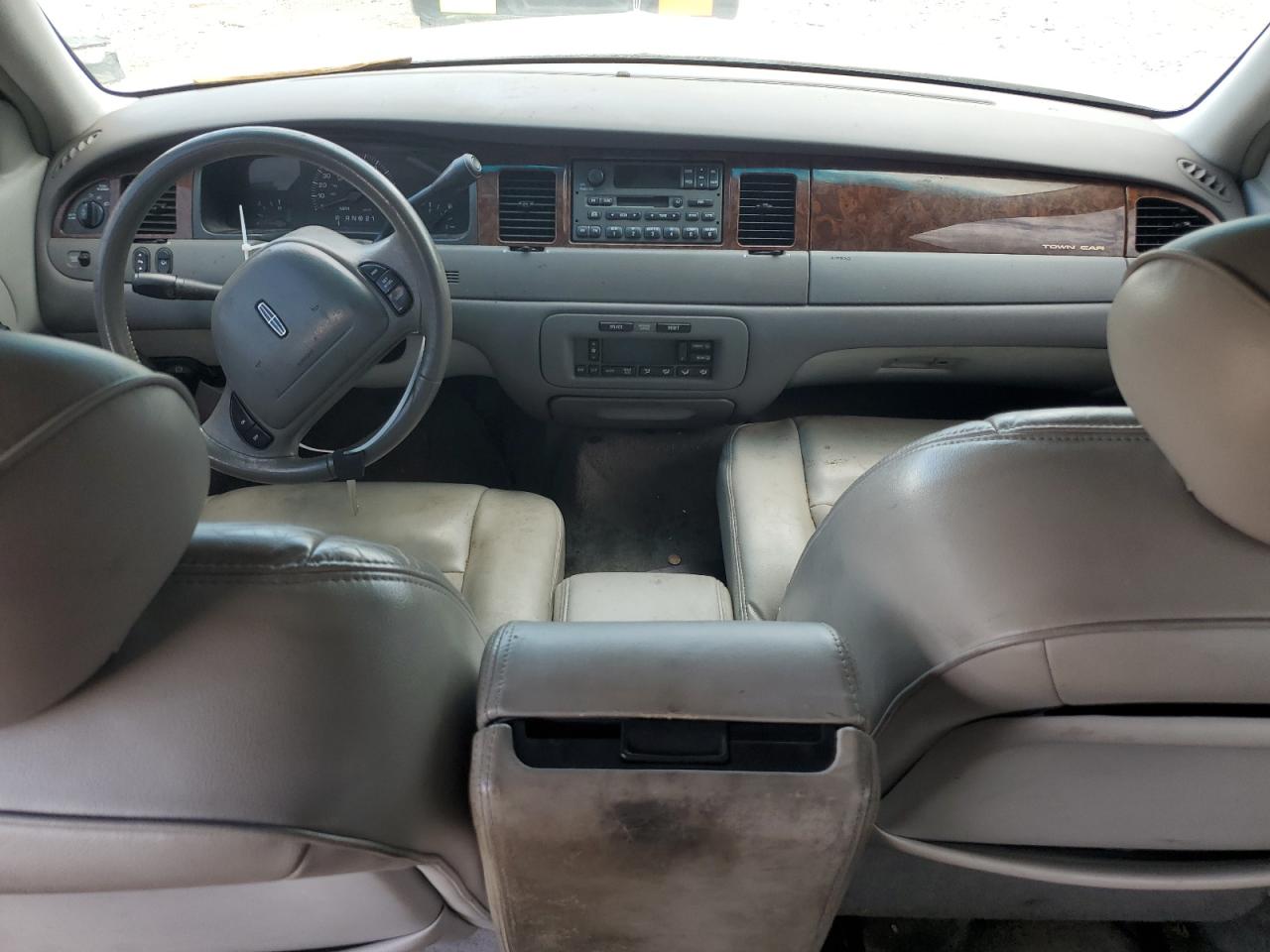 2002 Lincoln Town Car Executive VIN: 1LNHM81W02Y613809 Lot: 64947255