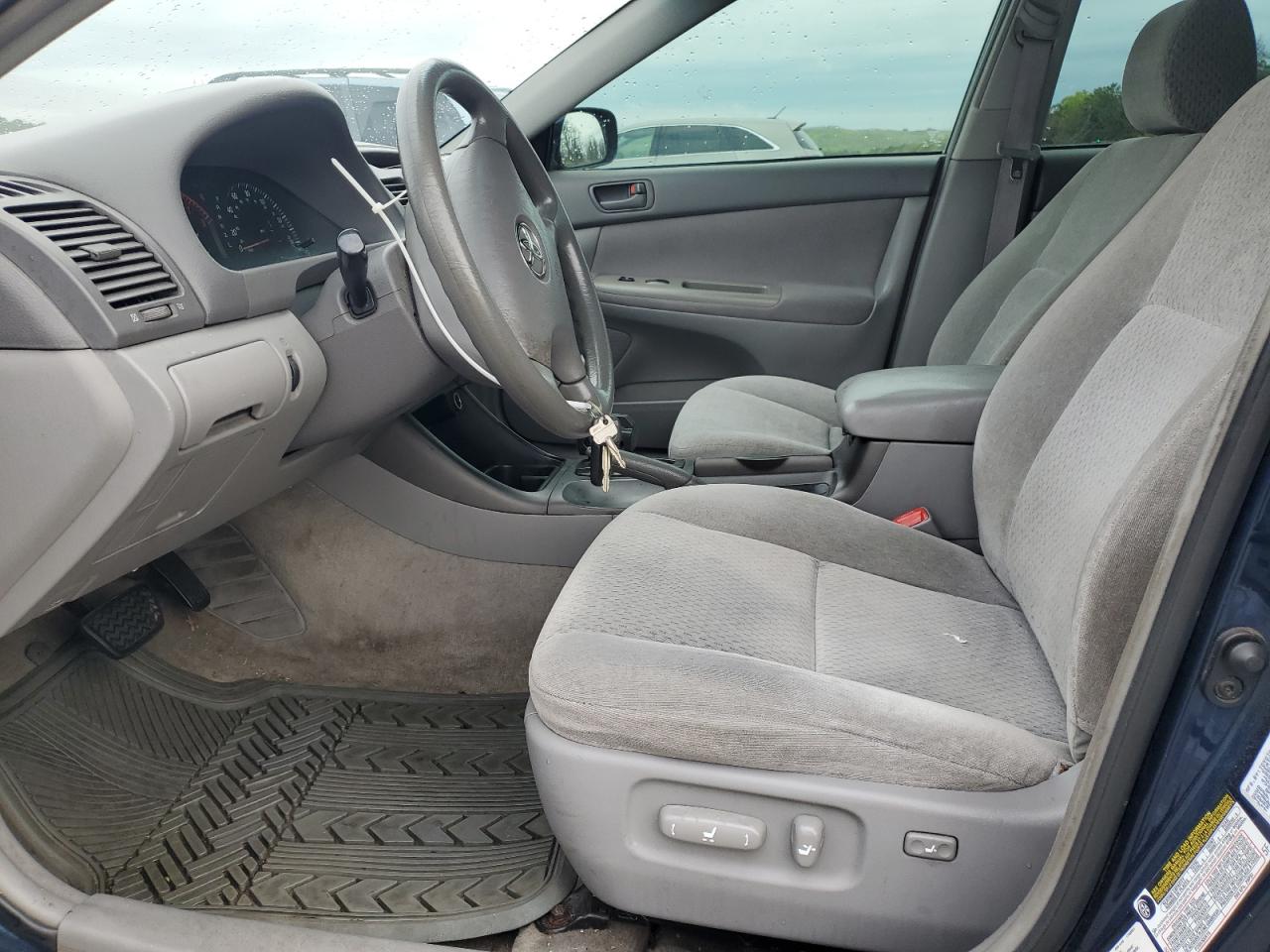 2004 Toyota Camry Le VIN: 4T1BE32K84U261333 Lot: 56899435