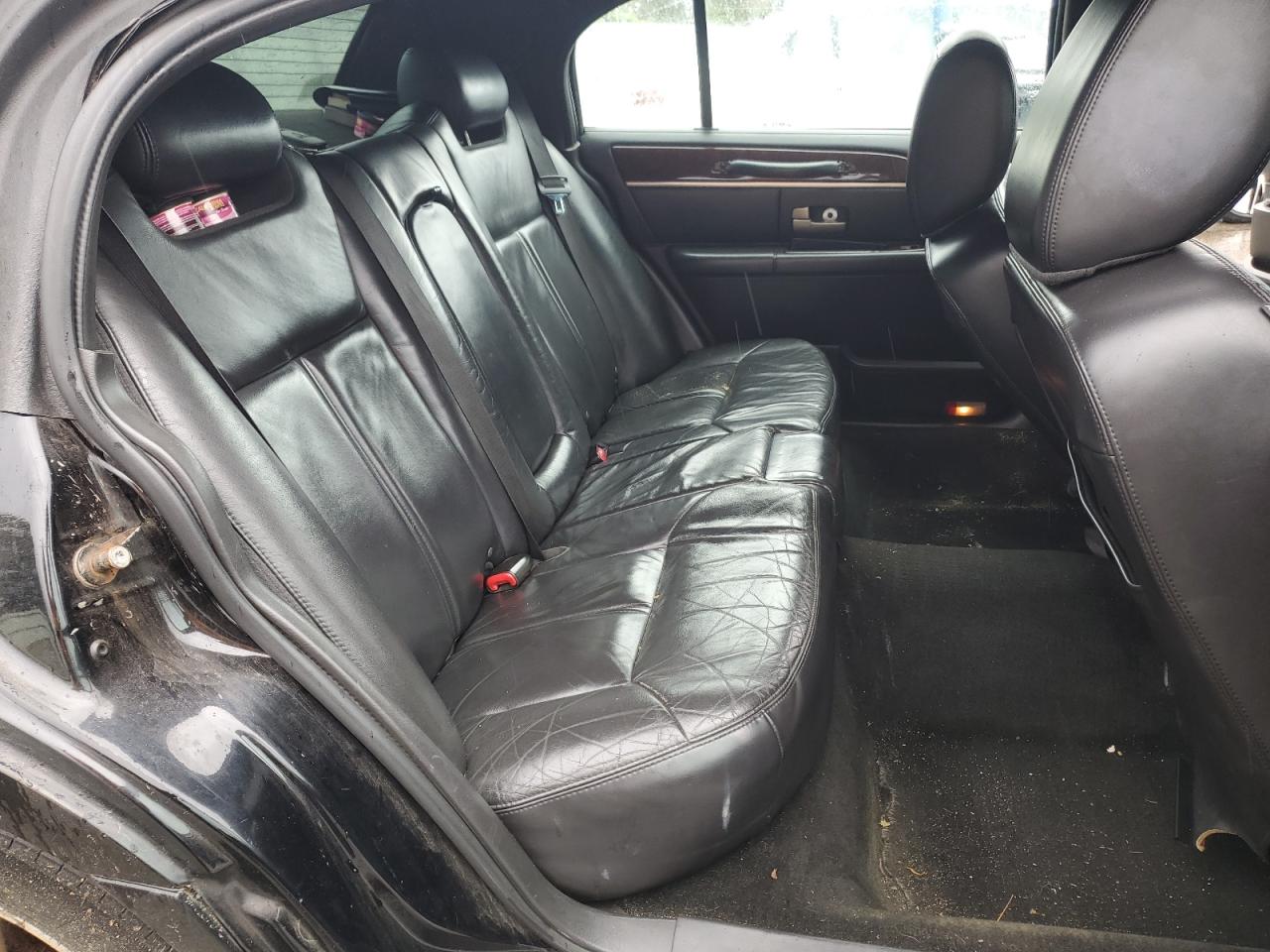 2011 Lincoln Town Car Executive L VIN: 2LNBL8EV2BX765357 Lot: 57091155