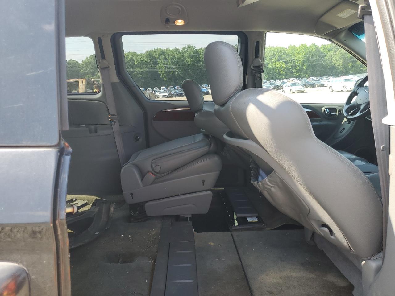 2005 Chrysler Town & Country Limited VIN: 2C8GP64L45R238205 Lot: 56518215