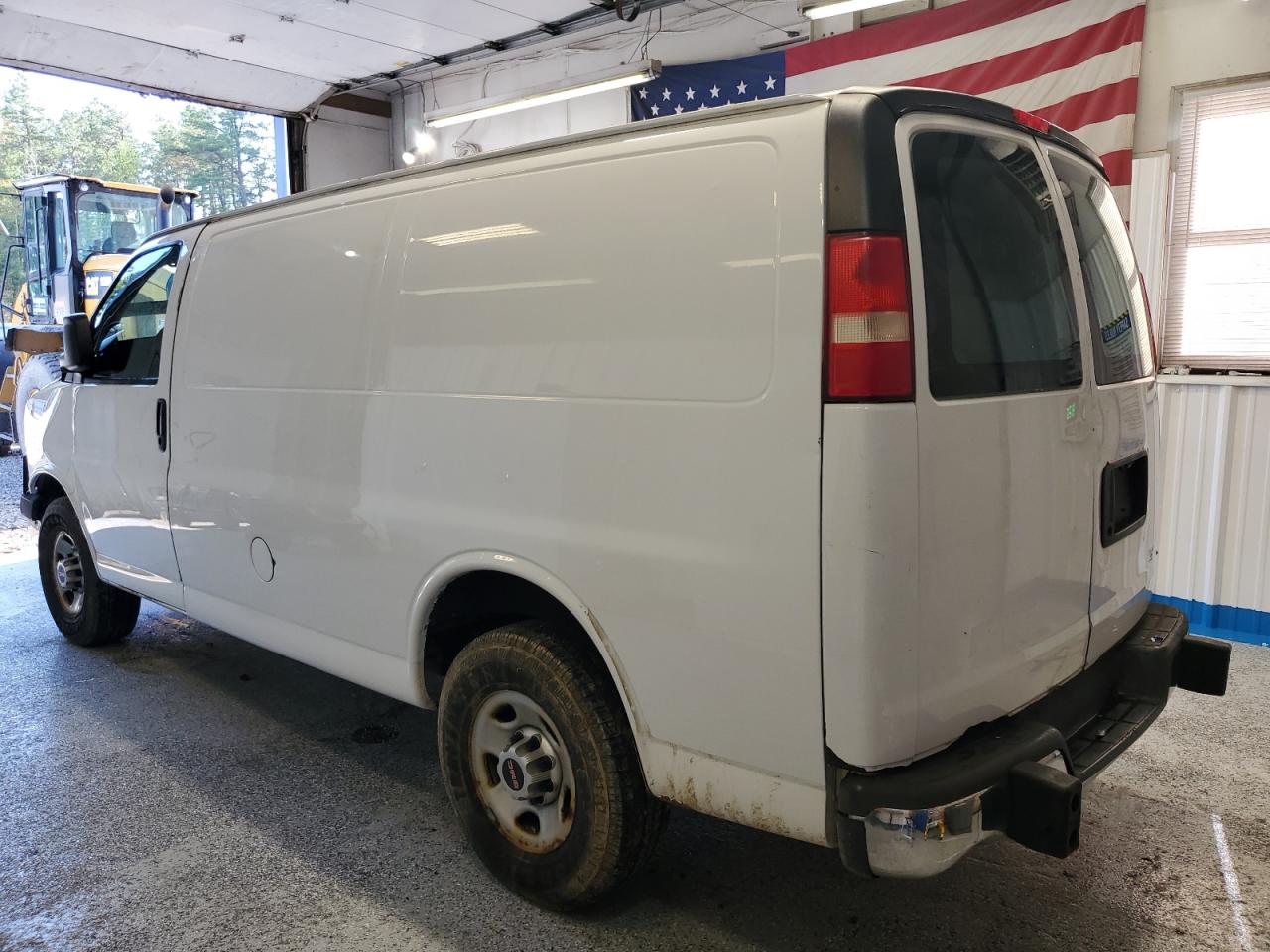 2014 GMC Savana - Image 2