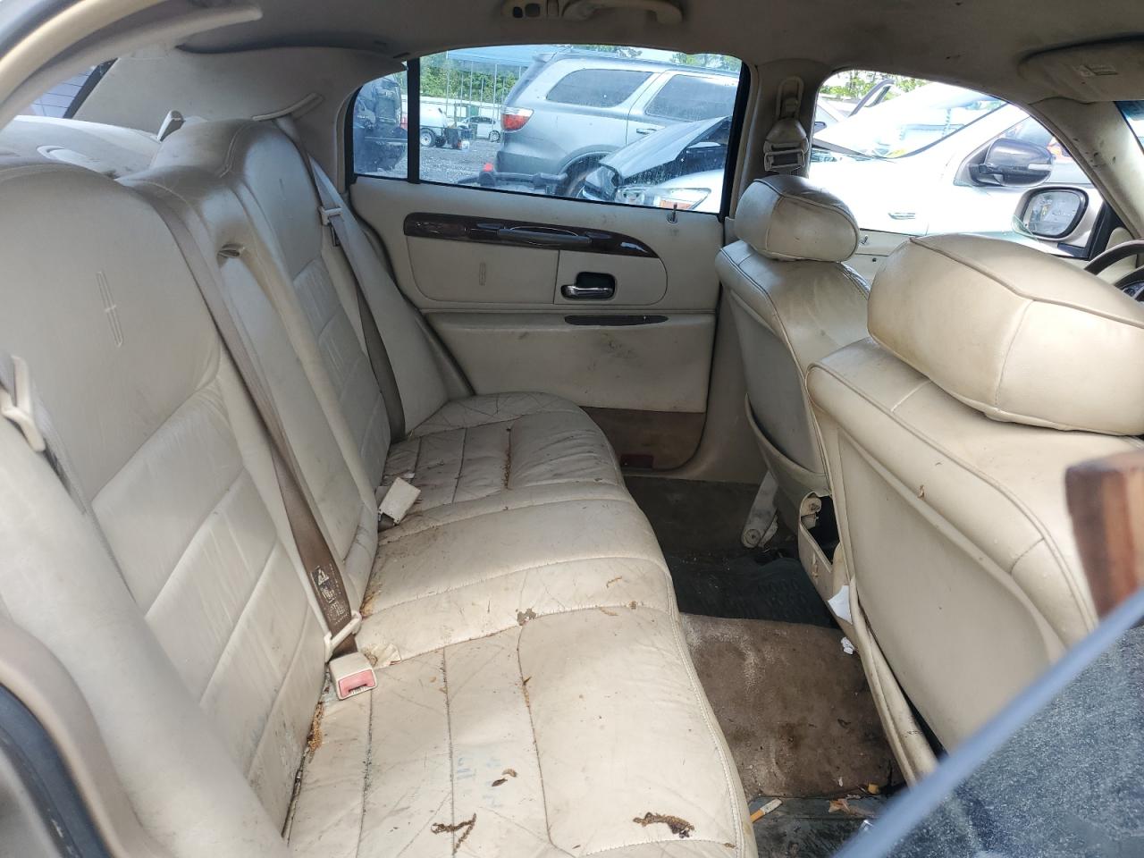 2001 Lincoln Town Car Signature VIN: 1LNHM82W11Y630437 Lot: 56532715