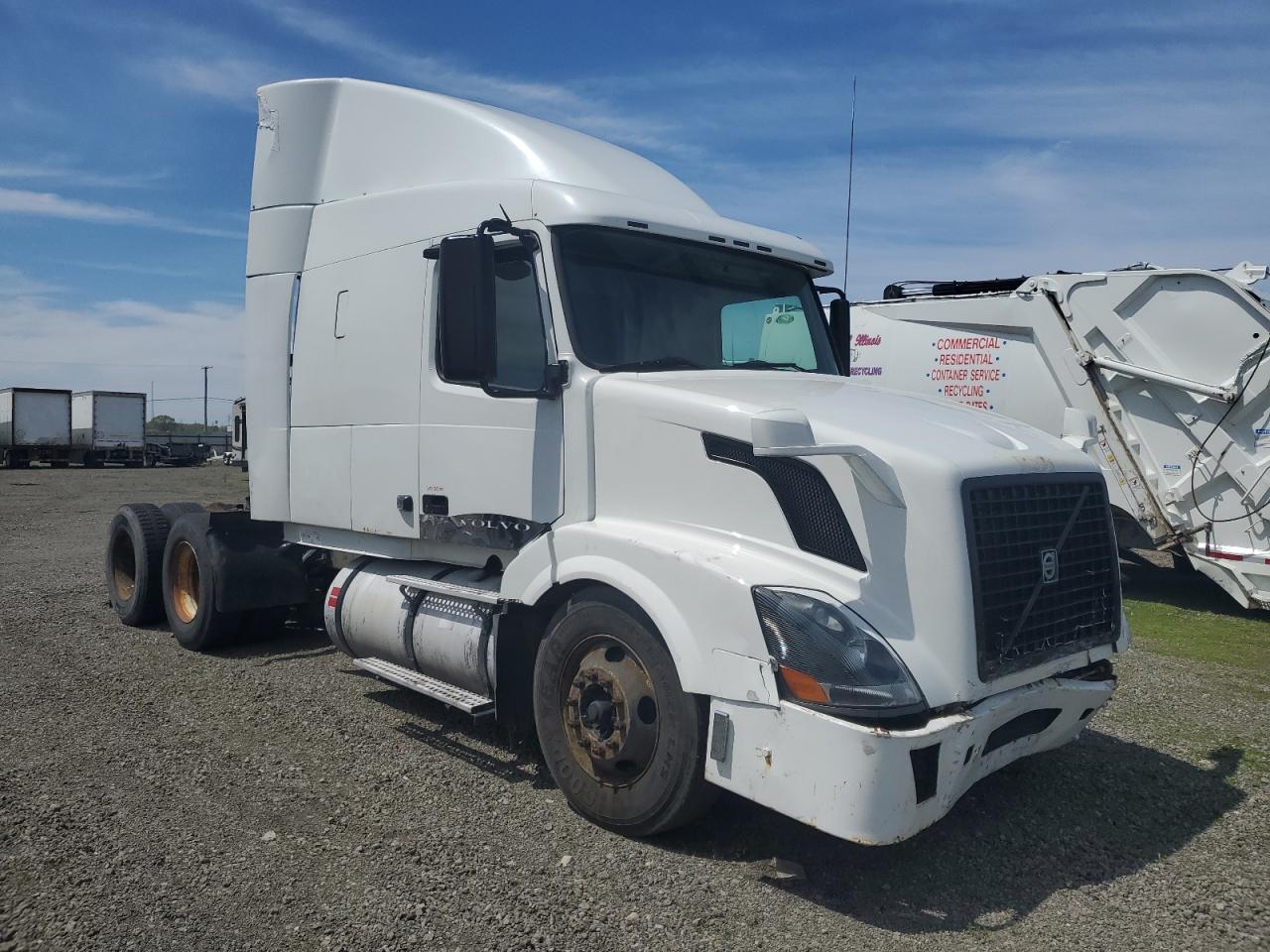 2006 Volvo Vnl Semi Truck for Sale in Dyer, IN - Front End