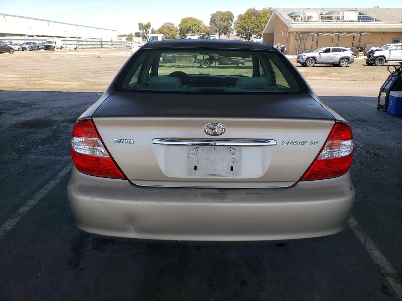 2004 Toyota Camry Le VIN: JTDBE32K640276392 Lot: 59149935
